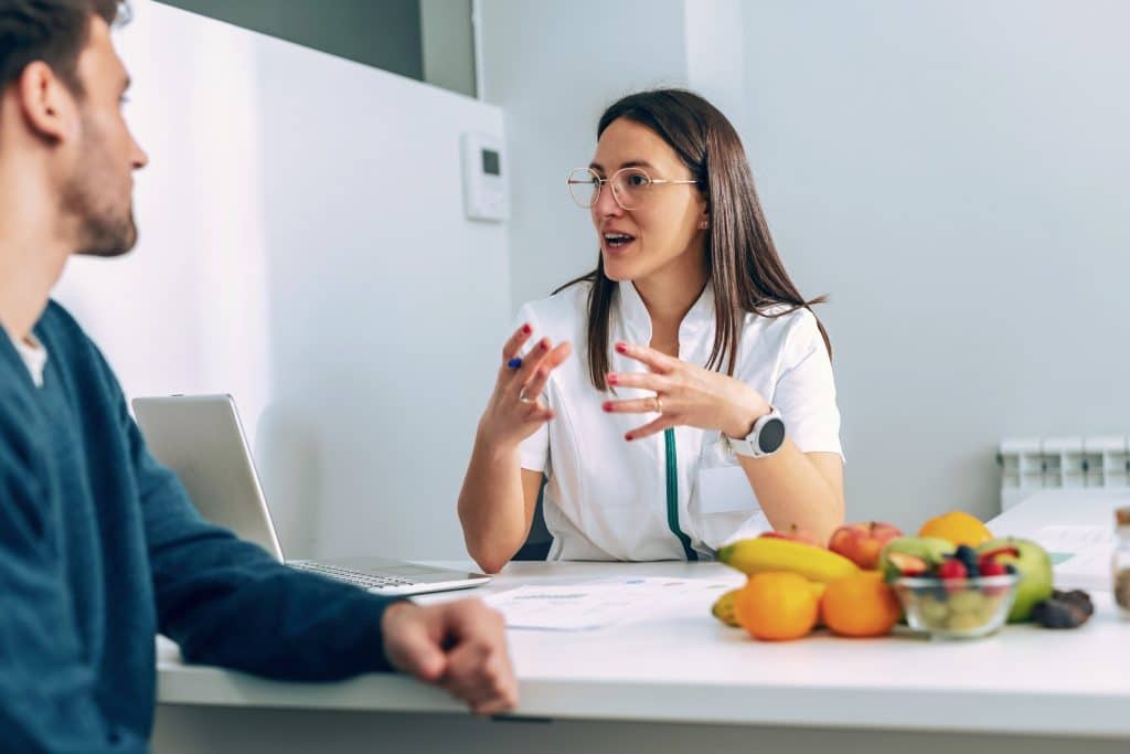 Dietitian explaining a blood sugar curve to a patient 