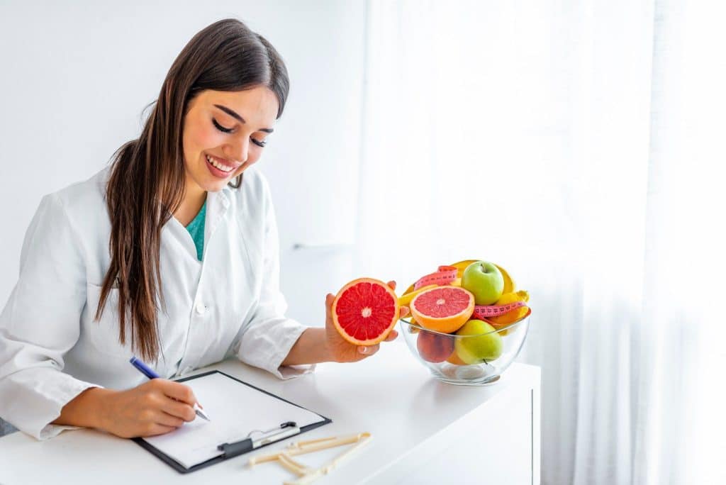 Nutritionist explaining polyphenols in health with fruits