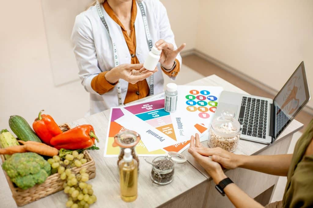 Nutritionist explaining probiotics and fibers