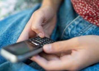 The “Dumbphone” Comeback: Why People Are Ditching Smartphones on Purpose