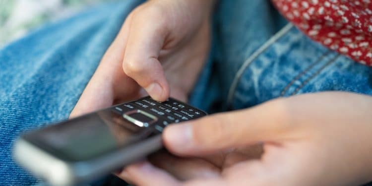 The “Dumbphone” Comeback: Why People Are Ditching Smartphones on Purpose