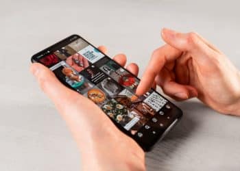 Why Silent Videos Are Quietly Dominating Your Feed